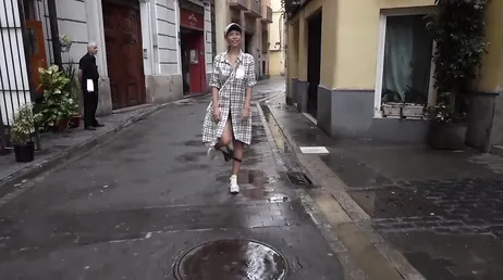 Au milieu de la rue, c'est ainsi que Naughty Lada reste nue