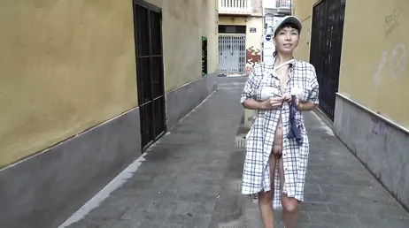 Au milieu de la rue, c'est ainsi que Naughty Lada reste nue