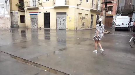 Au milieu de la rue, c'est ainsi que Naughty Lada reste nue