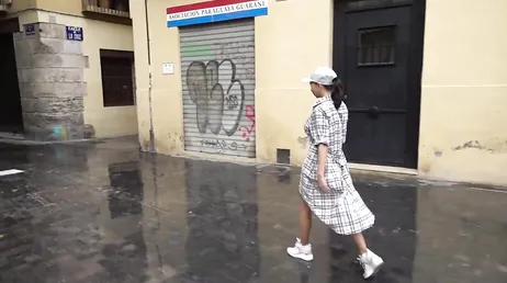 Au milieu de la rue, c'est ainsi que Naughty Lada reste nue