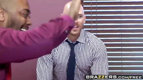 Johnny Sins transando com a secretária Nicole Aniston com muita força
