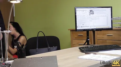 Morena é fodida pelo diretor do banco em seu escritório..
