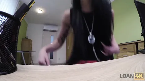 Morena é fodida pelo diretor do banco em seu escritório..