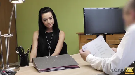 Morena é fodida pelo diretor do banco em seu escritório..
