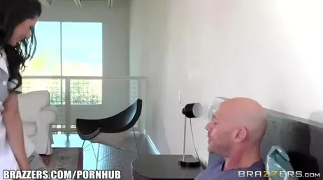 Alexa Tomas njuter av den goda kuken hos den stora Johnny Sins