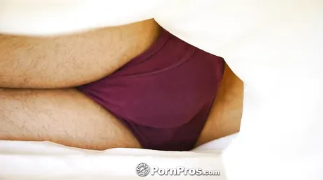 De börjar med sensuella beröringar och slutar med att ge det svårt