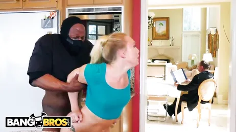 AJ Applegates hus blir rånat och han blir knullad!