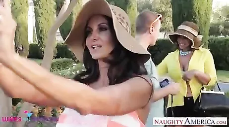 Due MILF arrapate condividono il cazzo di questo ragazzo..