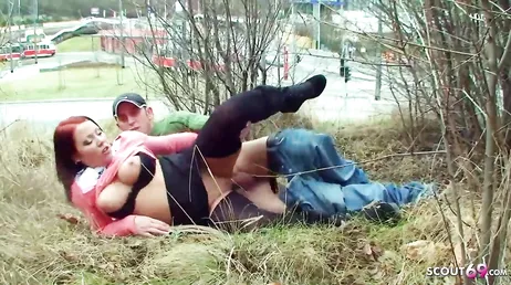 Ils s'excitent et commencent à baiser en pleine rue.