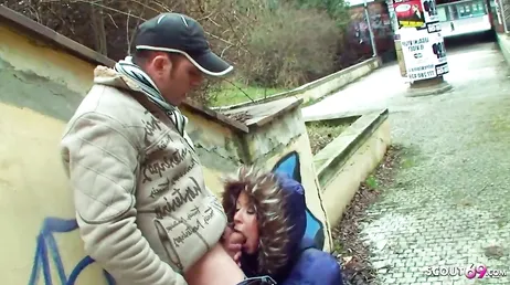 Ils s'excitent et commencent à baiser en pleine rue.