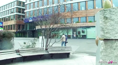 Ils s'excitent et commencent à baiser en pleine rue.