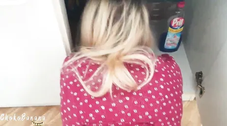 Han knullar henne på golvet och sperma över hela hennes stora rumpa!