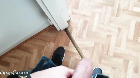 Han knullar henne på golvet och sperma över hela hennes stora rumpa!