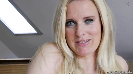 Un couple d'âge mûr commence à enregistrer leur délicieux porno fait maison..