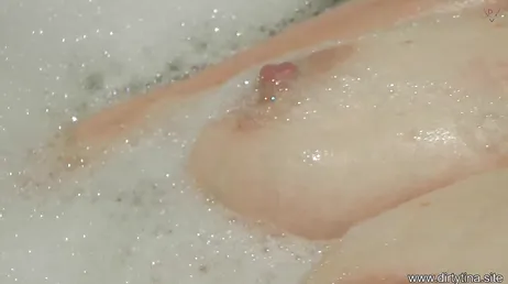 Un couple d'âge mûr commence à enregistrer leur délicieux porno fait maison..
