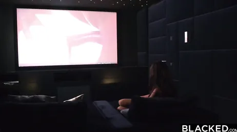 Essa magrinha é pega por esses dois negros, que merda!