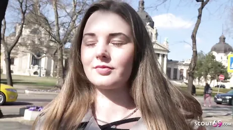Eles oferecem dinheiro a ela em troca de sexo, como ela chupa e fode..