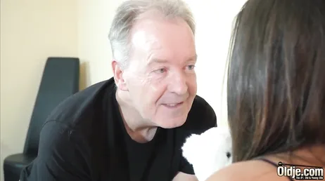 A neta não gosta muito que o avô esteja transando com ela