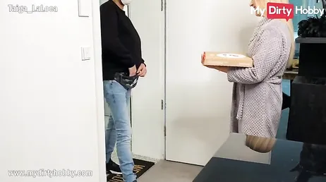 Der Pizzabote fickt meine Muschi, er rammt mich gegen die Wand