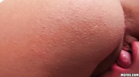 Son beau-frère entre sous la douche, elle le mange à sa guise...
