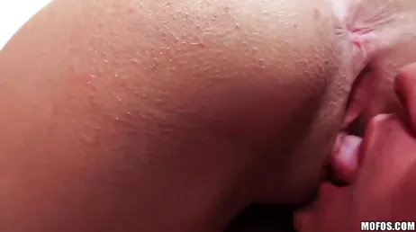 Son beau-frère entre sous la douche, elle le mange à sa guise...