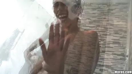 Son beau-frère entre sous la douche, elle le mange à sa guise...