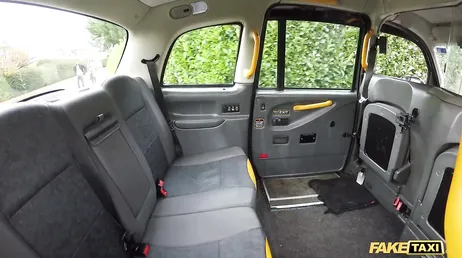 Il les allume dans le taxi et ils commencent à baiser comme des fous !