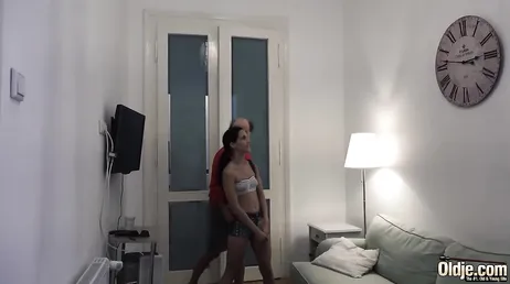 Il vecchio gode dei servizi di questa viziosa prostituta.