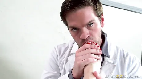 Diamond Foxx fa un footjob al suo dottore.