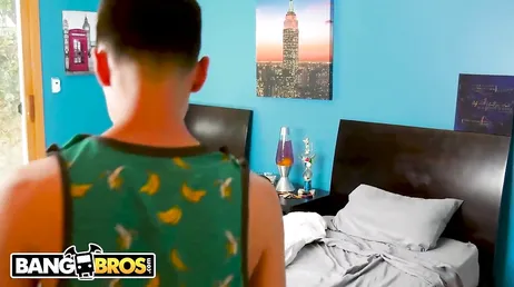 Quel cul a sa mère, c'est normal que sa bite durcisse...