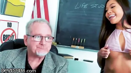 Jeune écolière orientale qui s'amuse avec son professeur de mathématiques