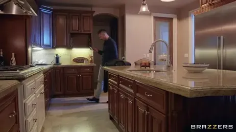 Entra per rubare e alla fine finisce per scopare duro con il padrone di casa