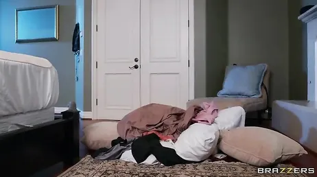 Entra per rubare e alla fine finisce per scopare duro con il padrone di casa