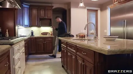 Entra per rubare e alla fine finisce per scopare duro con il padrone di casa