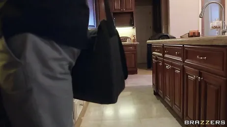 Entra per rubare e alla fine finisce per scopare duro con il padrone di casa