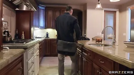 Entra per rubare e alla fine finisce per scopare duro con il padrone di casa