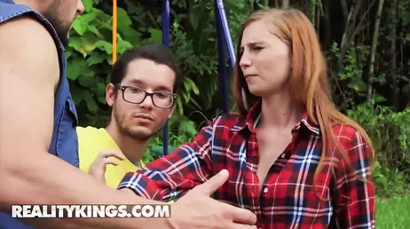 Ava Parker körd av J-Mac på en lekplats, galet!