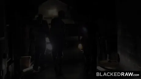 Vadias do clube fazendo uma orgia com negros bem dotados..