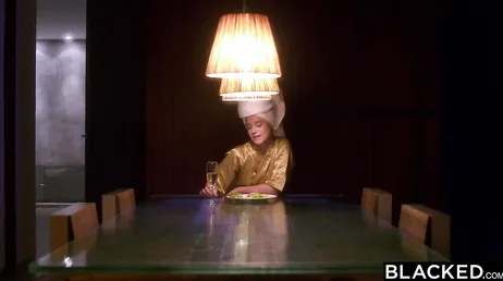Ela tem uma bucetinha bem macia, o negro esmaga ela com o pau!