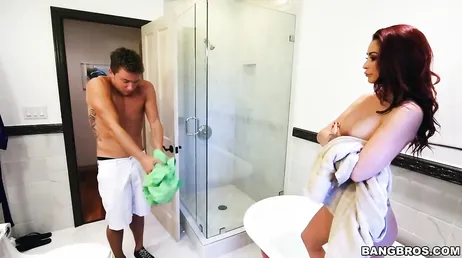 La mamma sta facendo il bagno, il figlio entra senza bussare..., che momento!!