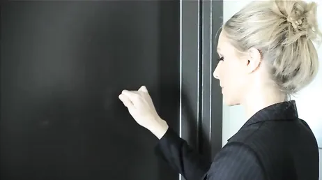 Julia Ann, la patronne qui baise fort lors des entretiens d'embauche..