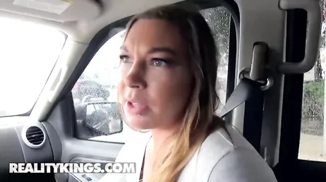 So sieht das Gesicht der Blondine Victoria Shaw aus