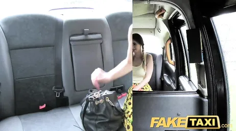 Den mogna taxichauffören knullar den unga Stella Cox utan nåd