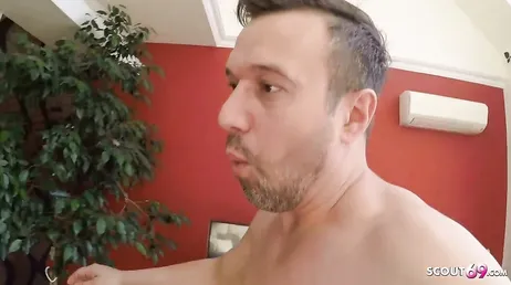 Il défonce la chatte de la pute avec sa bite, il la baise à cru !