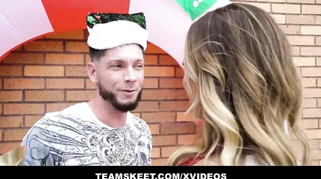 Kelsi Monroe non smette di scopare nemmeno a Natale, che bel culo!