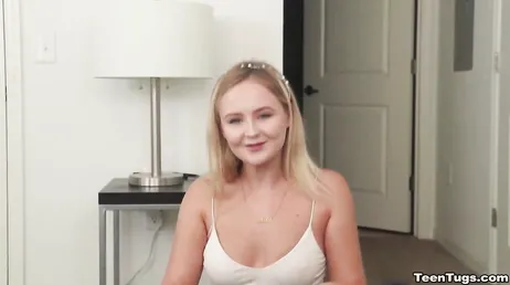 La blonde Natalia Queen fait une formidable branlette, uuuf !