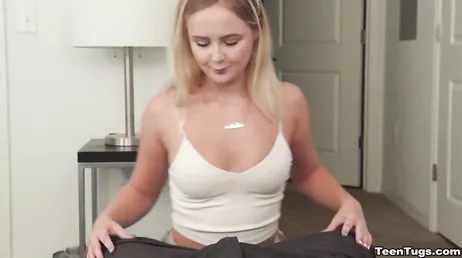 La blonde Natalia Queen fait une formidable branlette, uuuf !