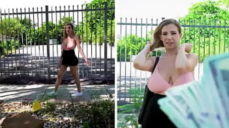 Invitano una donna tettona a venire a scopare per soldi e lei accetta..