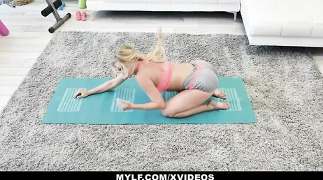 Der Yoga-Kurs endet damit, dass der Lehrer fickt.