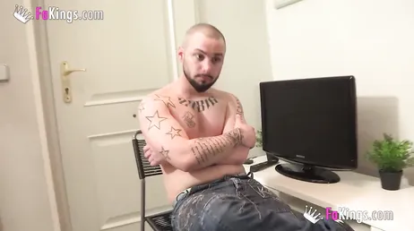 La sua ragazza scopa con un altro uomo e lui con una faccia stupida...